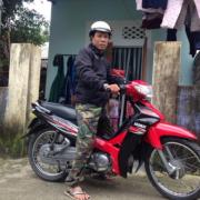 Notre ami Loc et sa nouvelle moto offerte par l'Association