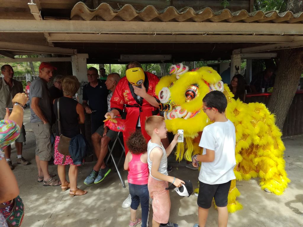 On s'assure de la façon qu'il faut nourrir le dragon